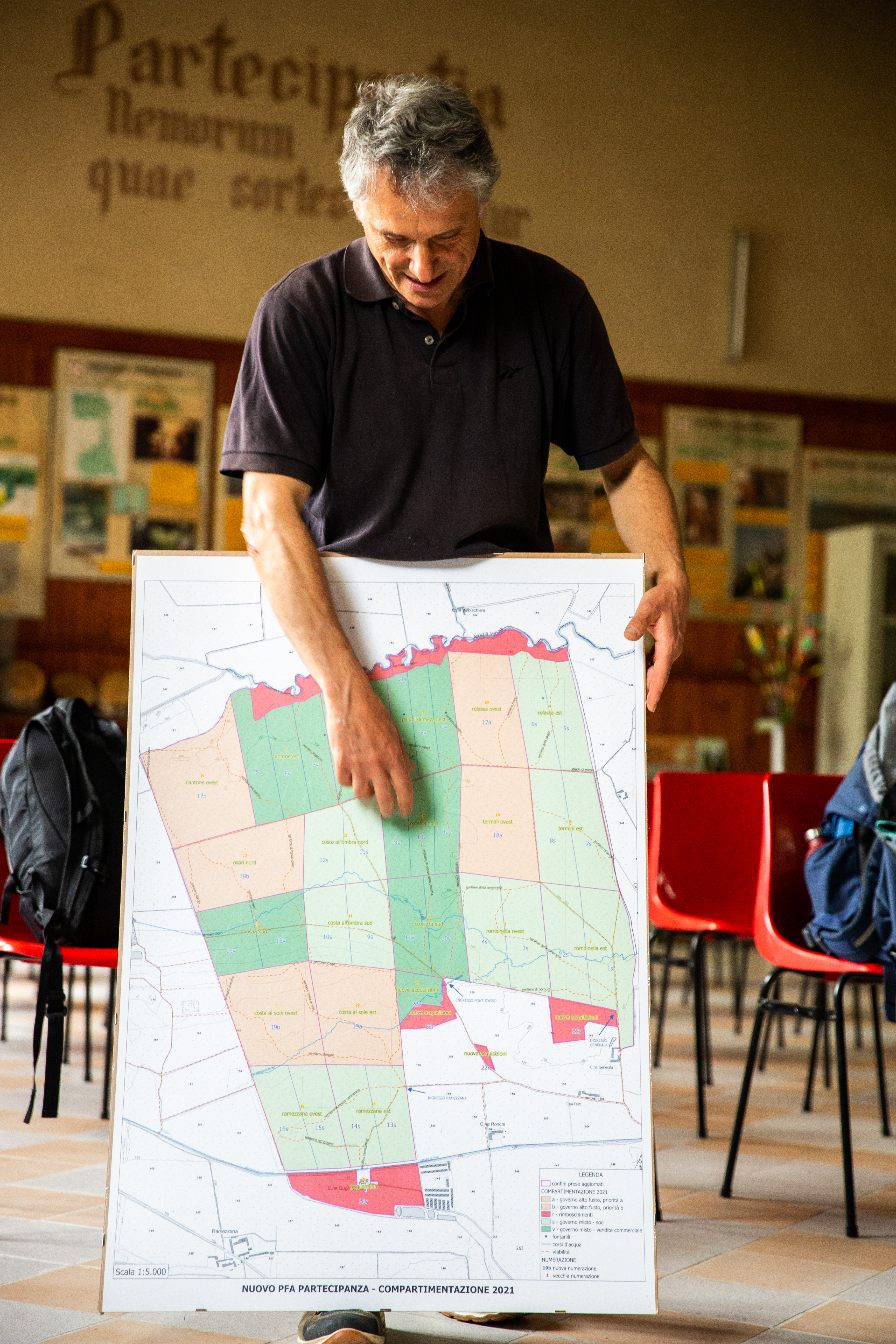 Tecnico con mappa del Bosco delle Sorti della Partecipanza