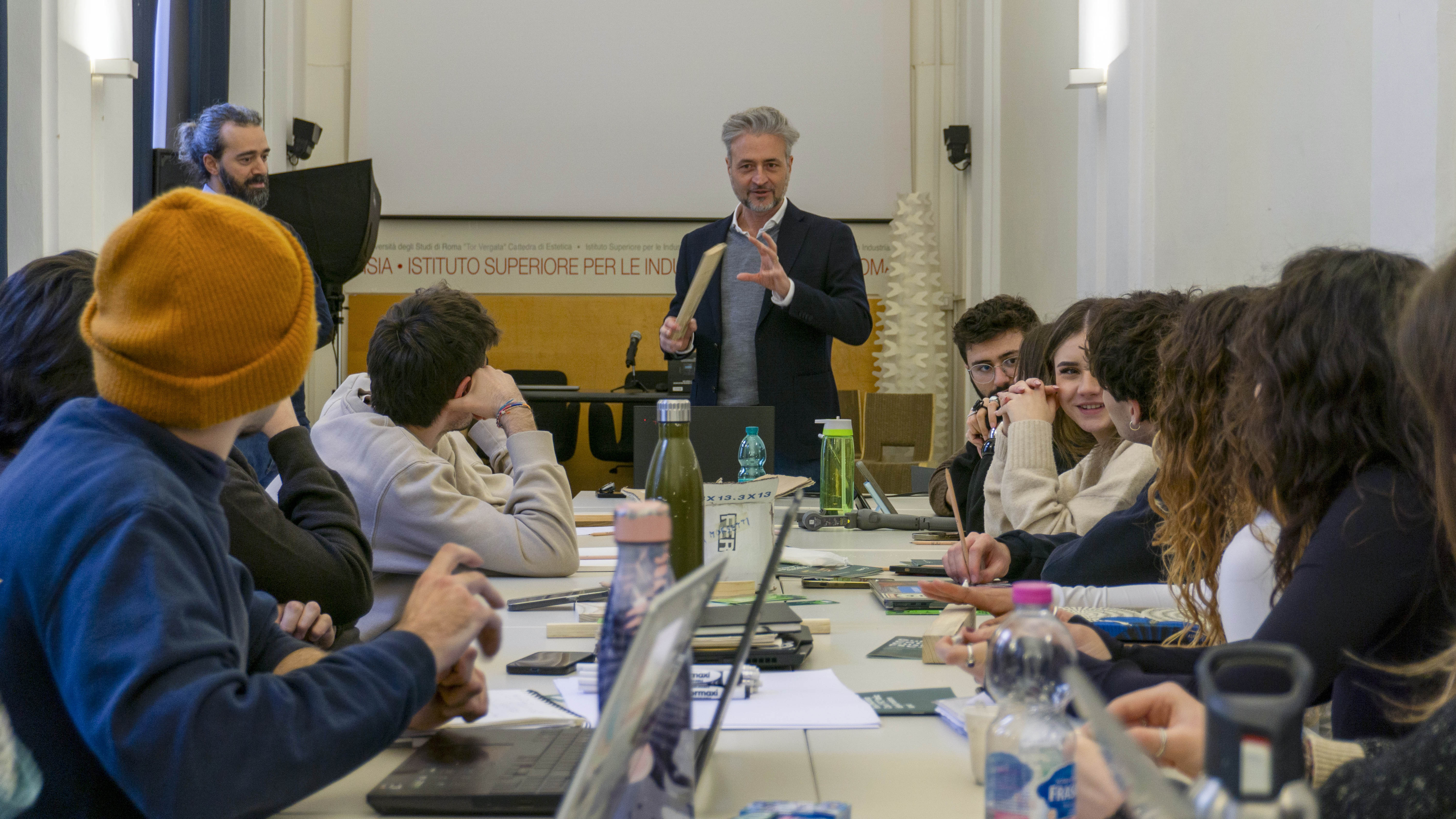 Il professore Massimiliano Datti e gli studenti del workshop RDE