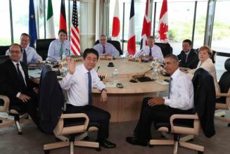 I leader mondiali del G7 si riuniscono attorno ad tavola rotonda (certificata FSC®)