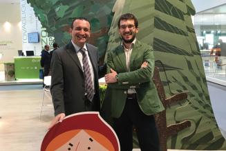 Lorenzo Nannariello, Environmental Manager Tetra Pak Italia, e Diego Florian, Direttore di FSC Italia, nello stand ad Ecomondo ispirato alla creatività "Senza foreste finisce la favola"