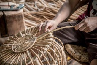 Mobili in rattan realizzati presso la Danlao Co. in Laos