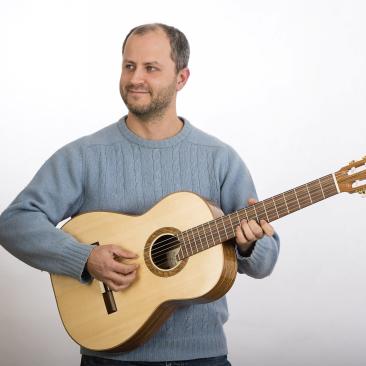 Il liutaio Marco Lorenzon con la prima chitarra con certificazione di progetto FSC Il liutaio Marco Lorenzon con la prima chitarra con certificazione di progetto FSC